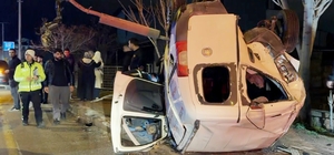 Aksaray'da hafif ticari araç takla attı: 2 ağır yaralı