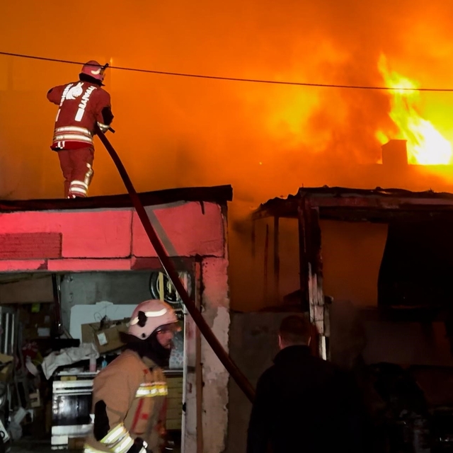 Alevlerin geceyi aydınlattığı yangında ev ve otomobil küle döndü