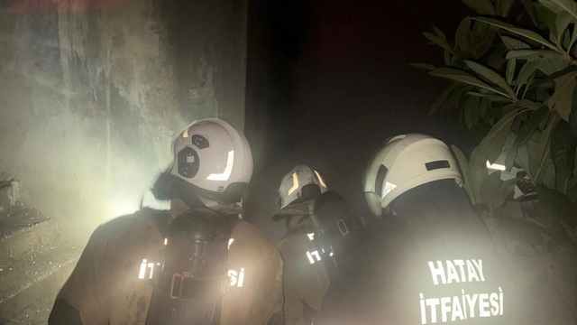 Antakya'da binanın bodrum katında yangın