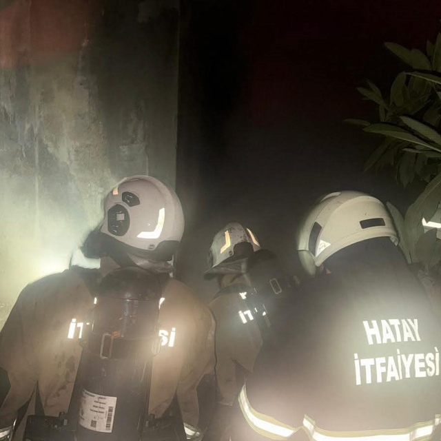 Antakya'da binanın bodrum katında yangın