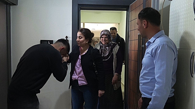 'Evsizlik kötü' diyen depremzede, bayramını ailesiyle TOKİ'deki yuvasında geçirdi