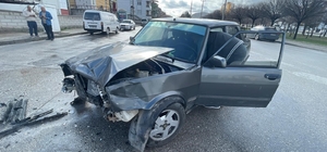 Karaman’da güvenlik kamerasına yansıyan kazada 2 kişi yaralandı