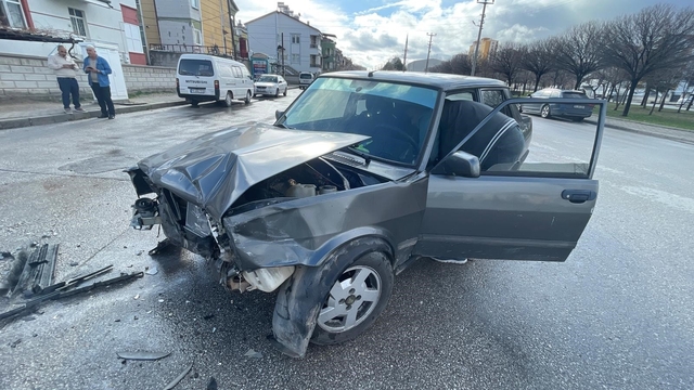 Karaman'da güvenlik kamerasına yansıyan kazada 2 kişi yaralandı