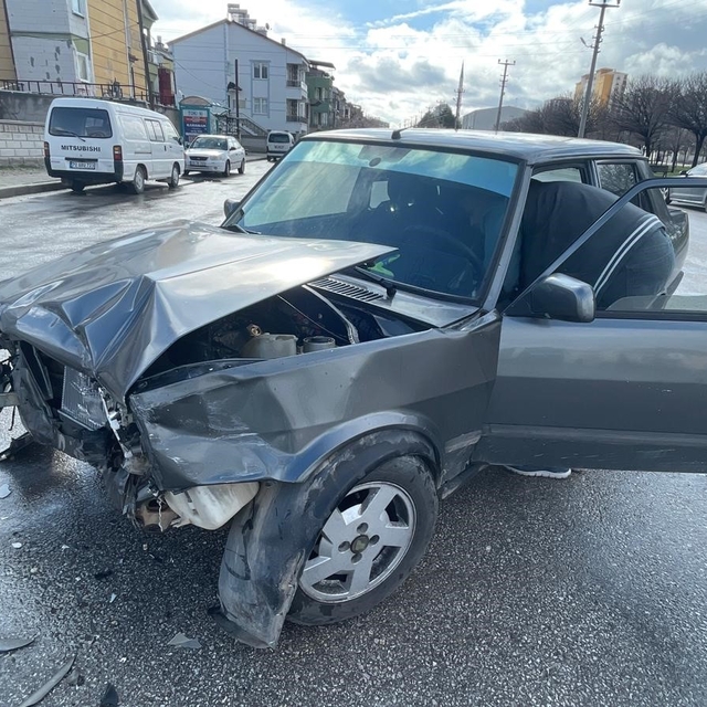 Karaman'da güvenlik kamerasına yansıyan kazada 2 kişi yaralandı