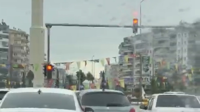 Diyarbakır'da sağanak nedeniyle cadde ve sokaklar adeta göle döndü
