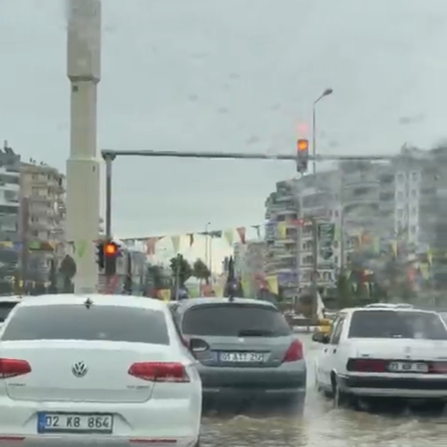 Diyarbakır'da sağanak nedeniyle cadde ve sokaklar adeta göle döndü