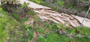 Adana’da yağmur heyelana neden oldu, yol çöktü