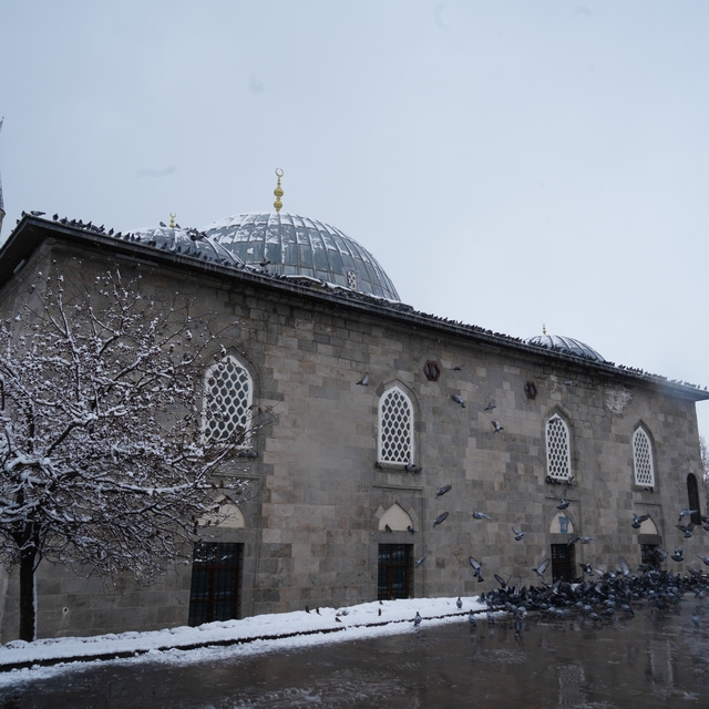Yağmur, karla karışık yağmur ve yüksek kesimlerde kar yağışı var