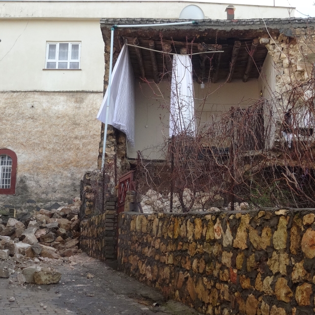 Gercüş'te sağanak yağışlara dayanamayan ev çöktü