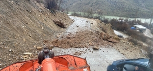 Batman'da heyelan: Köy yolları ulaşıma kapandı