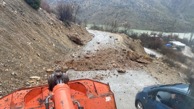 Batman'da heyelan: Köy yolları ulaşıma kapandı