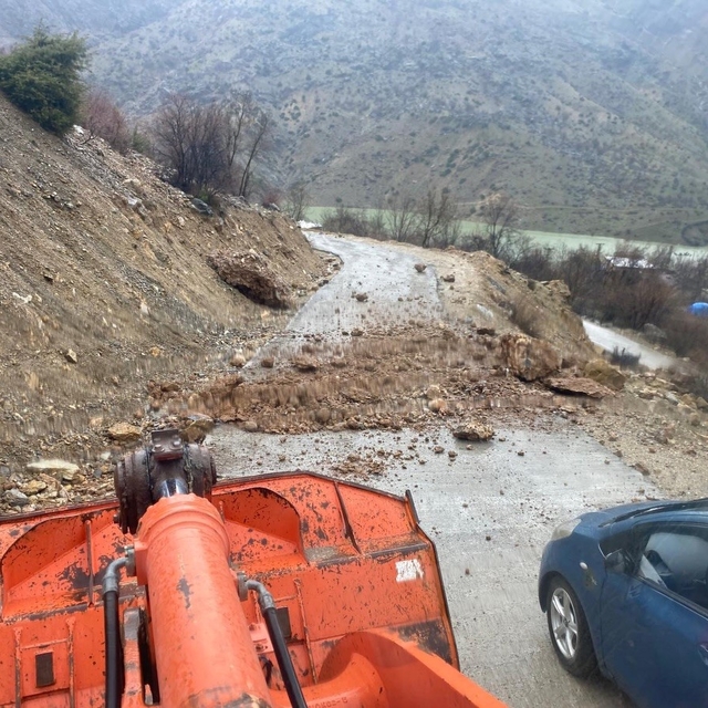 Batman'da heyelan: Köy yolları ulaşıma kapandı