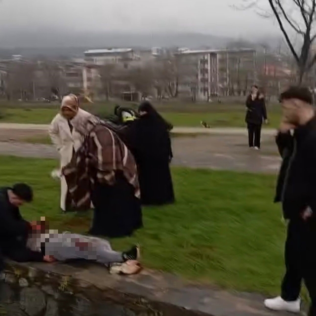 Bursa'da bıçaklı kavga...Boğazı kesilen kişi hayatını kaybetti