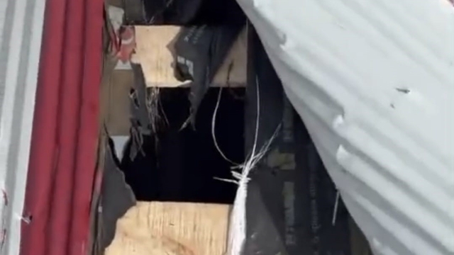 Bu kez çatıdan girdi
Yayla evlerine zarar vermeyi sürdüren ayılar bölgede ilk kez bir yayla evine çatıyı parçalayarak girerek eve büyük zarar verdi