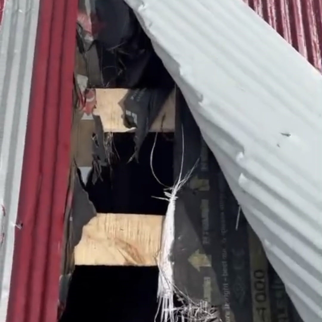 Bu kez çatıdan girdi
Yayla evlerine zarar vermeyi sürdüren ayılar bölgede i...