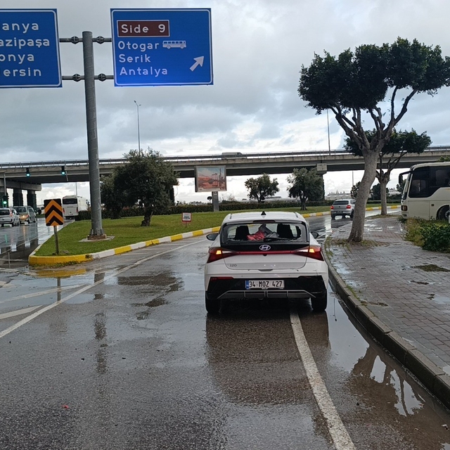 Antalya'da otomobille motosiklet çarpıştı: 2 yaralı