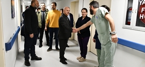 Rektör Sözbir sağlık çalışanları, hasta ve yakınları ile bayramlaştı