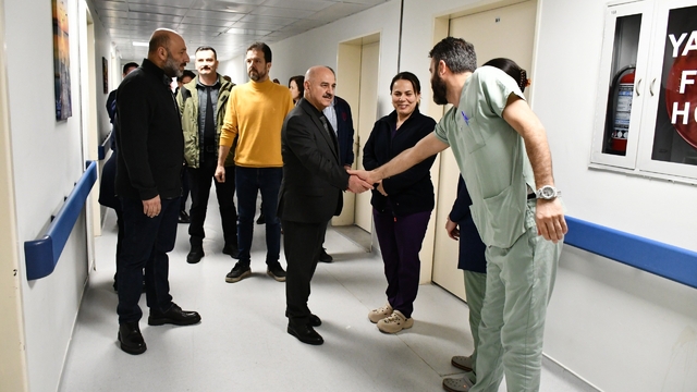 Rektör Sözbir sağlık çalışanları, hasta ve yakınları ile bayramlaştı