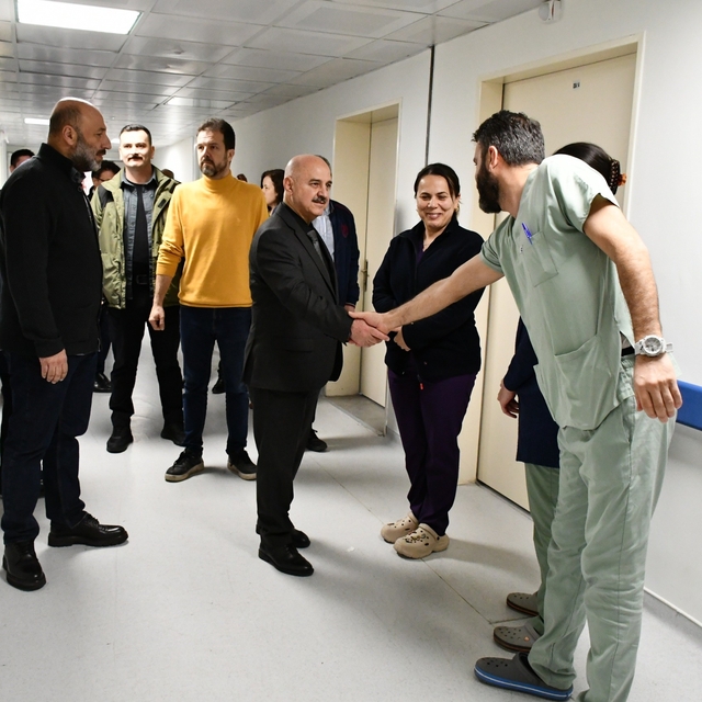 Rektör Sözbir sağlık çalışanları, hasta ve yakınları ile bayramlaştı