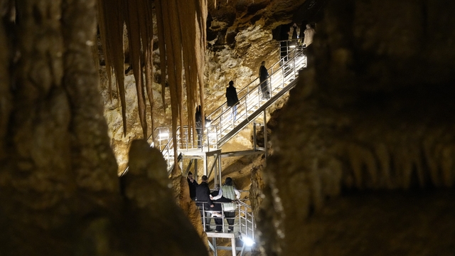 Gümüşhane'nin yer altı sarayı kapılarını ziyaretçilerine açtı
Gümüşhane'nin Torul ilçesindeki Karaca Mağarası, Ramazan Bayramı tatilinde ziyaretçi akınına uğradı