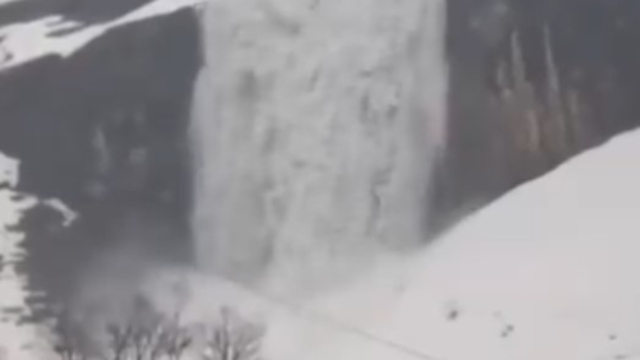 Beytüşşebap'ta çığ düşme anı kamerada