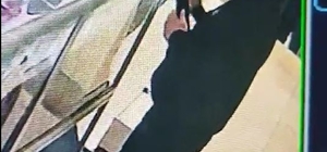 Fiyat sormak için girdiği iş yerinin vitrinindeki cep telefonunu çaldı