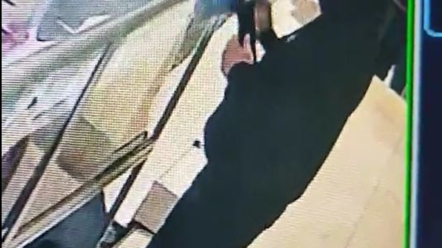 Fiyat sormak için girdiği iş yerinin vitrinindeki cep telefonunu çaldı