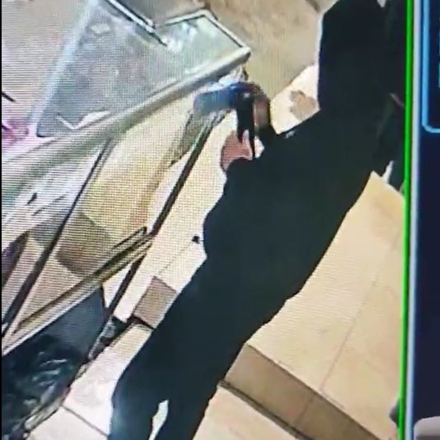 Fiyat sormak için girdiği iş yerinin vitrinindeki cep telefonunu çaldı