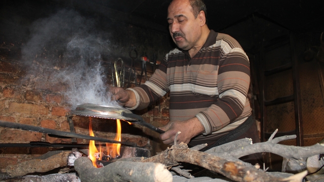 Yarım asırlık kalay ustası 'çırak' sıkıntısına dikkat çekti
Kalay ustası Uçar: "Bakır bitmez ama artık usta kalmadı"