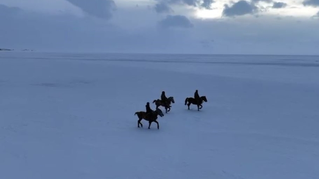 Gençler atları buz tutan Çıldır Göl'ü üzerinde dörtnala koştu