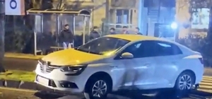 Yaya levhasına çarpan otomobil sürücüsü yaralandı