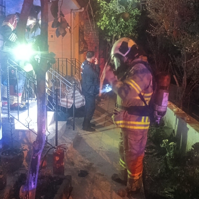 Altınoluk'ta ev yangını: 2 kişi dumandan etkilendi