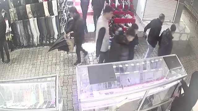 Fiyat sorma bahanesiyle girdi cep telefonu çaldı: "Hoşuma gitti" savunması yaptı