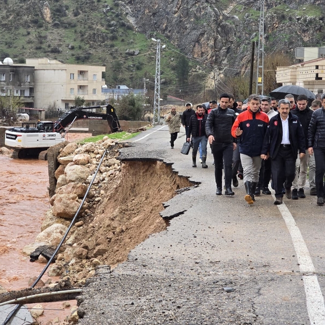 Vali Ekici Kasrik'te: "Devlet tüm imkanlarıyla sahada"