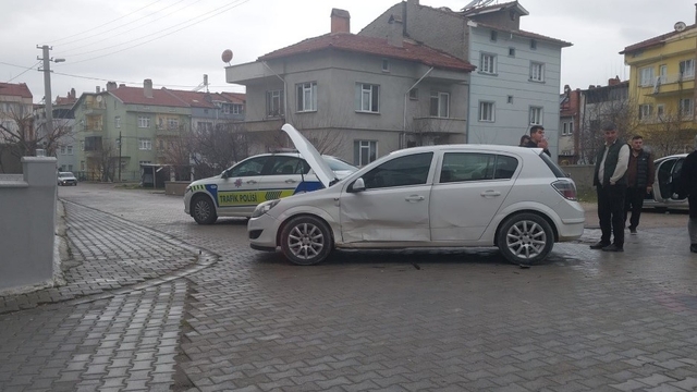 Tavşanlı'da iki otomobil çarpıştı 1 bebek 3 kişi yaralandı