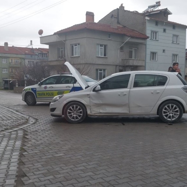 Tavşanlı'da iki otomobil çarpıştı 1 bebek 3 kişi yaralandı