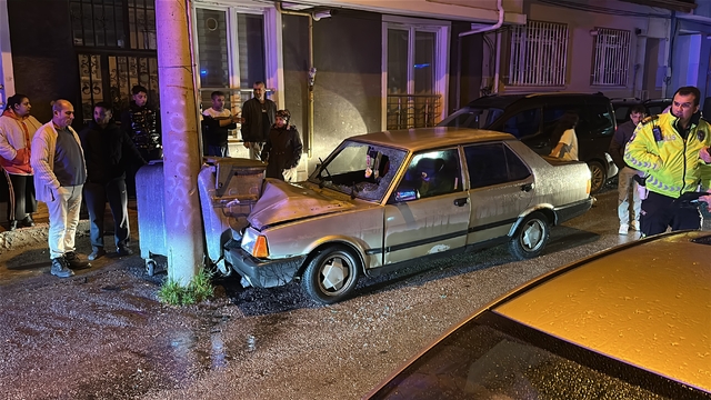 Alkollü sürücünün kullandığı otomobil, elektrik direğine çarptı: 1'i ağır, 2 yaralı