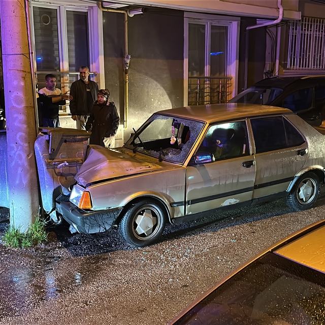 Alkollü sürücünün kullandığı otomobil, elektrik direğine çarptı: 1'i ağır,...