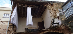 Batman'da sağanak sırasında evin bir bölümü çöktü