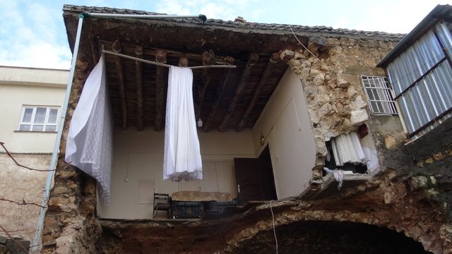 Batman'da sağanak sırasında evin bir bölümü çöktü