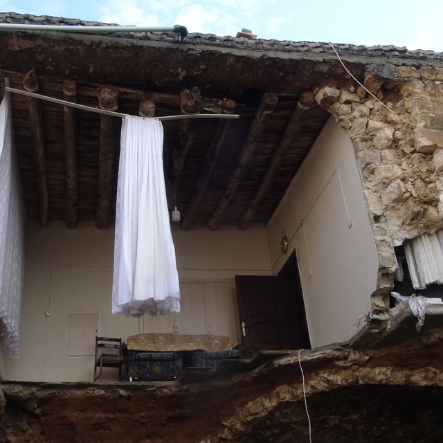 Batman'da sağanak sırasında evin bir bölümü çöktü