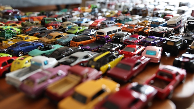 Elazığ'lı öğretmen 16 yılda bin 500 model araba topladı