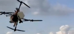 Tarım dronuna tutunan çiftçinin düştüğü anlar kamerada