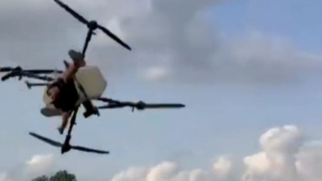 Tarım dronuna tutunan çiftçinin düştüğü anlar kamerada