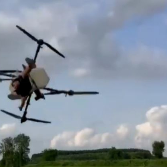 Tarım dronuna tutunan çiftçinin düştüğü anlar kamerada