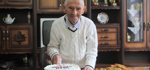 Asırlık dede, 102'nci yaşını pasta keserek karşıladı: "Sıhhatim gençlik gibi devam ediyor" 16 yaşındayken ilk çocuğu doğdu, çocuğunu bırakıp okula gitti Hüseyin Aydoğan'ın 4 çocuk, 11 torun ve 12 de torununun çocuğu bulunuyor
