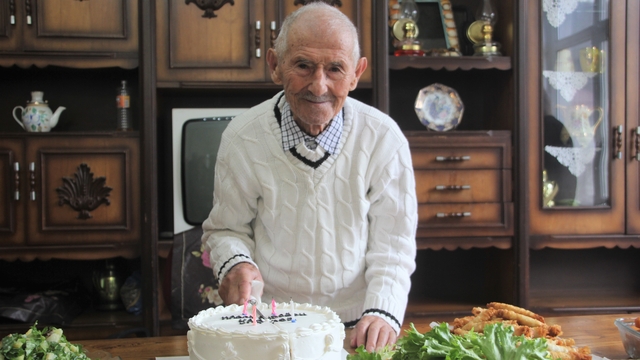 Asırlık dede, 102'nci yaşını pasta keserek karşıladı: "Sıhhatim gençlik gibi devam ediyor"
16 yaşındayken ilk çocuğu doğdu, çocuğunu bırakıp okula gitti
Hüseyin Aydoğan'ın 4 çocuk, 11 torun ve 12 de torununun çocuğu bulunuyor