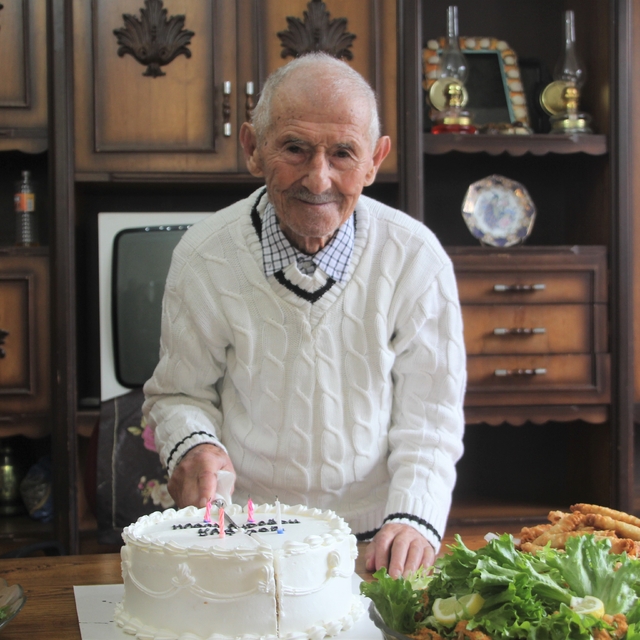 Asırlık dede, 102'nci yaşını pasta keserek karşıladı: "Sıhhatim gençlik gib...