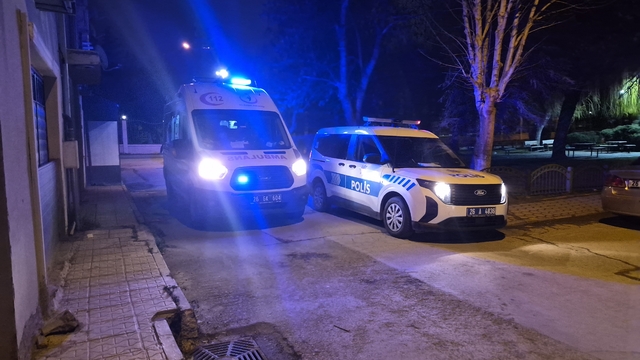 Alkollü genç ortalığı birbirine kattı
Bekçi ve polis ekiplerine zorluk çıkaran şahıs hastaneye kaldırıldı