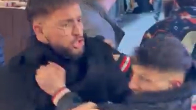 Kapalı Çarşı'da meydan muharebesi... Onlarca kişi birbirine girdi
Bursa'da tarihi çarşı karıştı, yumruklar havada uçuştu